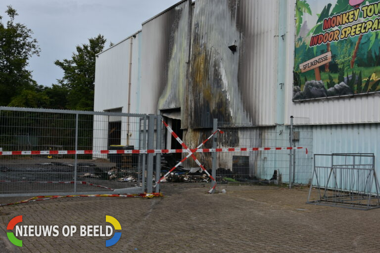 Schade bij daglicht goed zichtbaar na zeer grote brand indoor sportcentrum Einsteinweg Spijkenisse