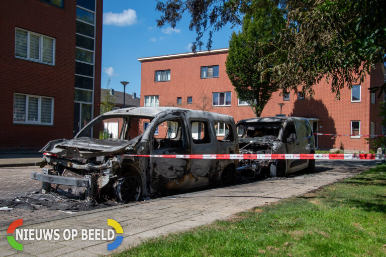 Twee auto’s volledig uitgebrand, mogelijk brandstichting Nieuwe Wetering Hoogvliet-Rotterdam