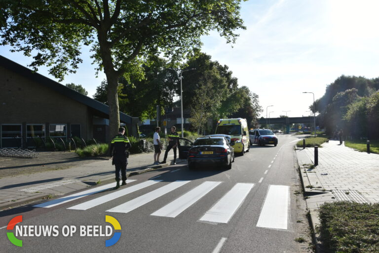 Voetganger bij zebrapad aangereden door auto, voetganger raakt lichtgewond Eikenlaan Spijkenisse