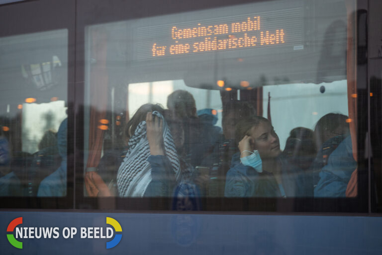 Deel demonstranten vertrekken na dag blokkeren Botlekbrug met bus, inclusief Greta Thunberg Botlekbrug Rotterdam