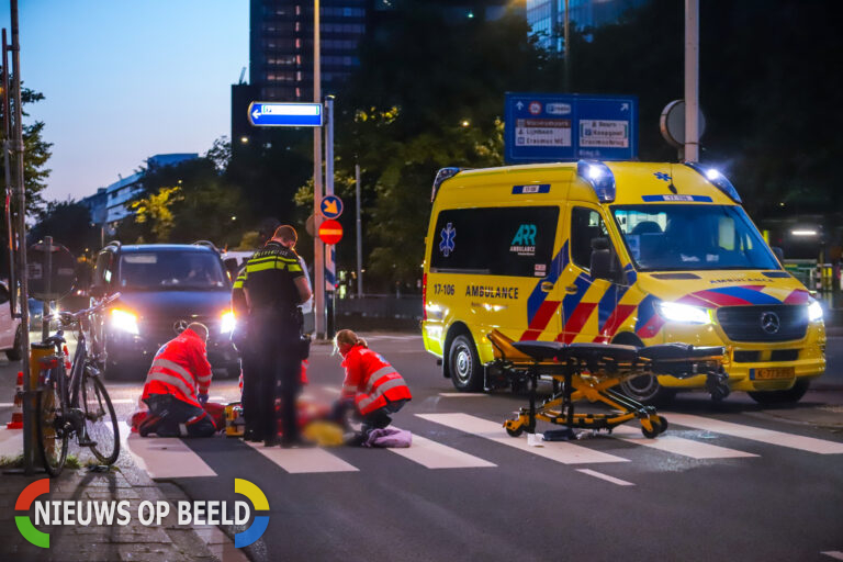 Fietsster zwaargewond door aanrijding na door rood rijden Blaak Rotterdam