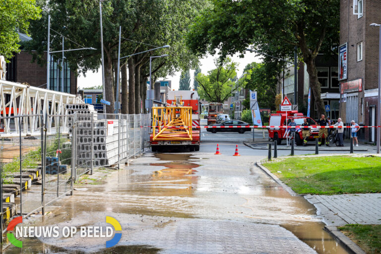 Flinke wateroverlast nadat hijskraan waterleiding kapot rijdt Hietkamp Rotterdam