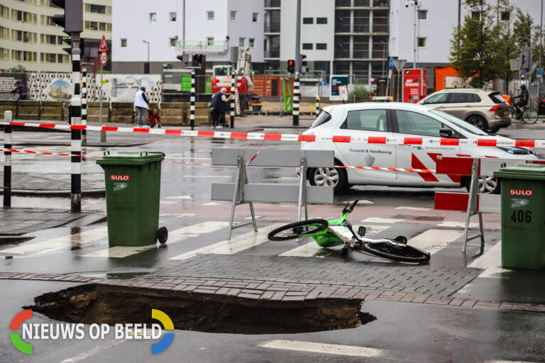 Groot zinkgat ontstaan in weg Lodewijk Pincoffsweg Rotterdam