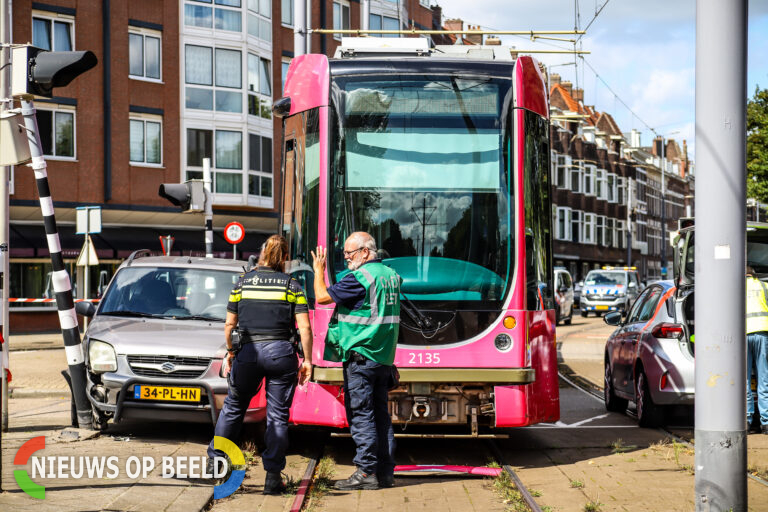 Gewonden bij aanrijding tussen auto en tram Honingerdijk Rotterdam