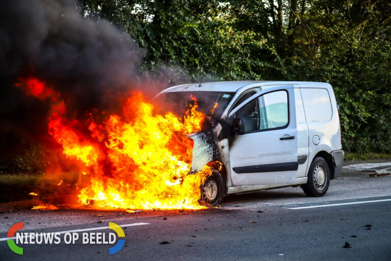 Bestelbus in lichterlaaie Groene Kruisweg Rotterdam