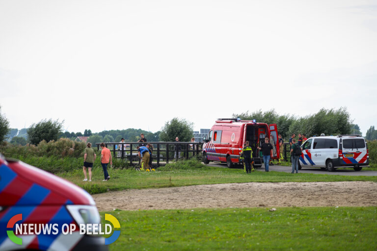 Hulpdiensten groot uitgerukt voor melding persoon te water Surfpad Vlaardingen