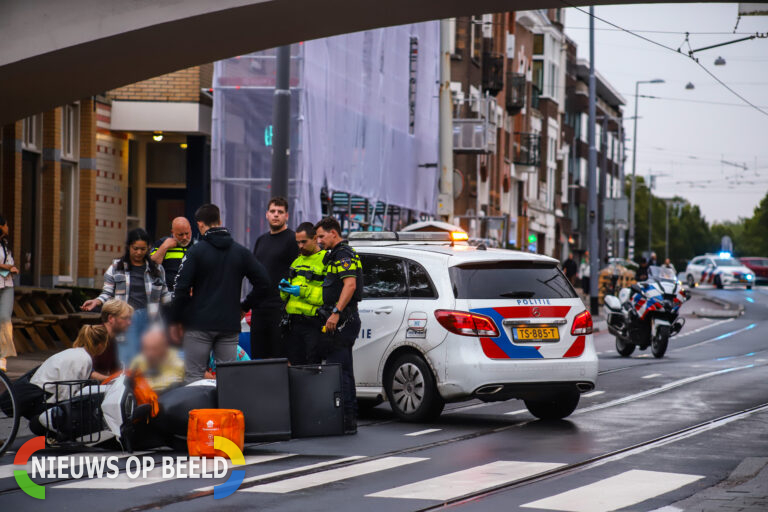 Oudere man door bezorgscooter geschept tijdens oversteken Bergweg Rotterdam