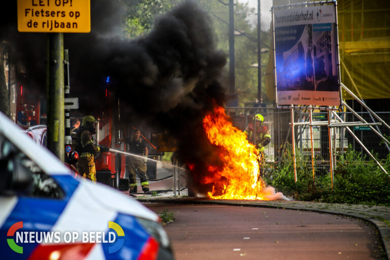 Brandstichting in Rotterdam: Deelscooters en container in vlammen op