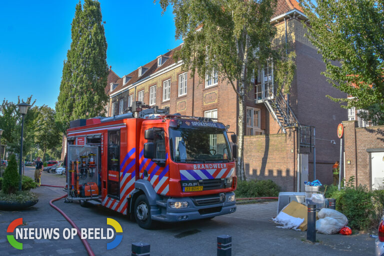 Grote zolderbrand bij complex van begeleidwonen Willem Beukelszoonstraat Vlaardingen