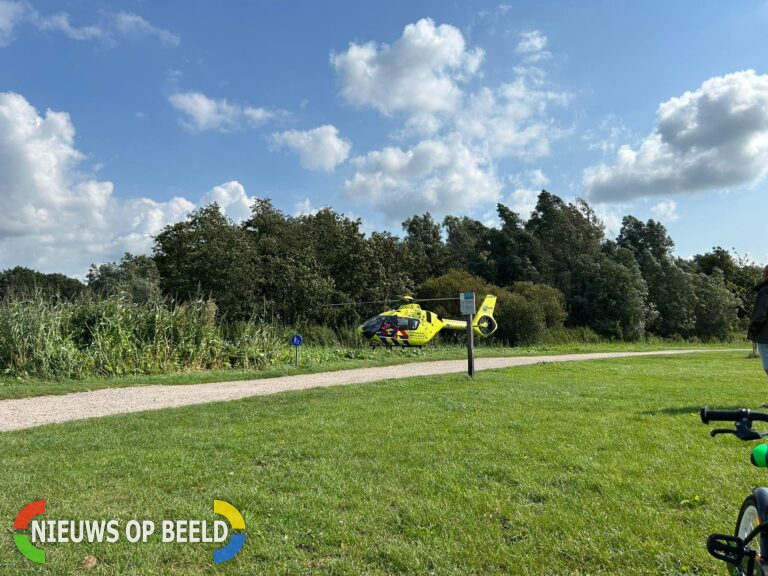 Traumahelikopter landt bij de Surfplas voor Rendez-Vous met ambulance na ongeluk in Bergambacht