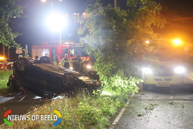 Auto slaat over de kop na botsing met boom Van der Duijn van Maasdamweg Rotterdam