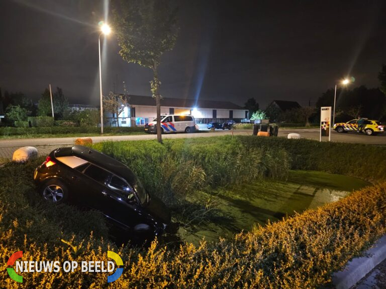 Auto in de plomp tijdens plaspauze Groendalseweg Bleiswijk