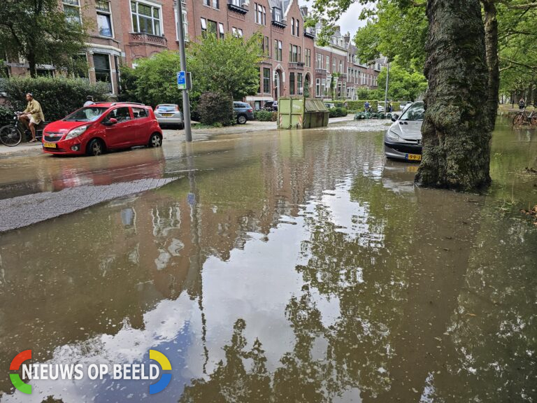 Natte voeten na waterleidingbreuk Vierambachtsstraat Rotterdam