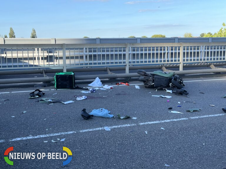 Maaltijdbezorger ernstig gewond na botsing met bestelbus op Algerabrug Krimpen aan den IJssel