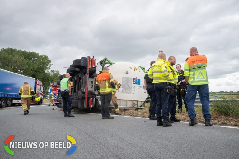 Vrachtwagen gekanteld; bestuurder gewond op N57 Hellevoetsluis