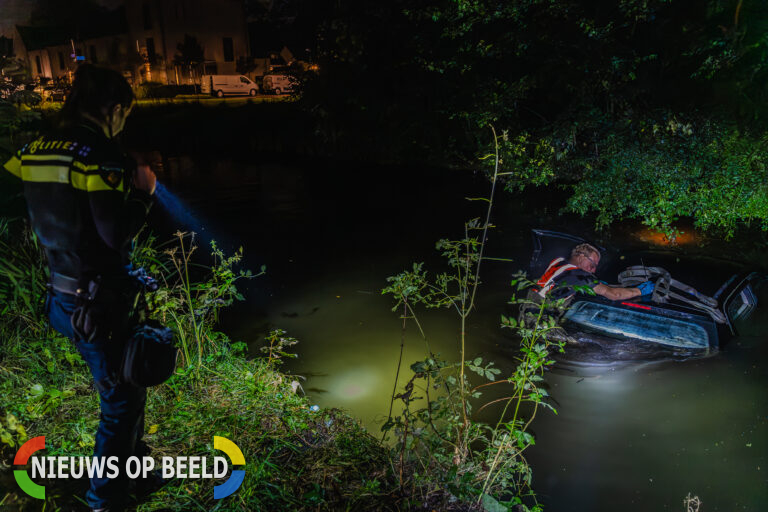 Auto te water Westerlengte in Capelle aan den IJssel, vier inzittenden op de vlucht