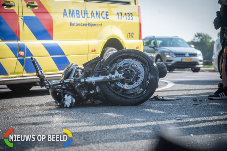 Motorrijder zwaargewond na ongeval met auto op kruising Kanaaldijk Westzijde Hellevoetsluis