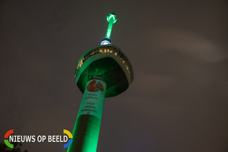 Extinction Rebellion projecteert teksten op de Euromast