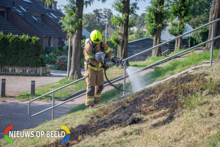 Bermbrand ontstaan door vuurwerk; jongen loopt brandwonden op Molendijk Zuidland