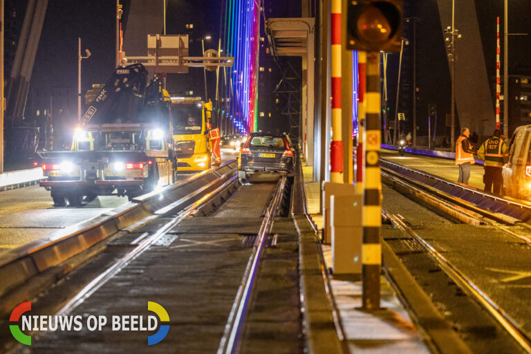 Auto rijdt vast op tramrails Erasmusbrug, inzittenden slaan op de vlucht