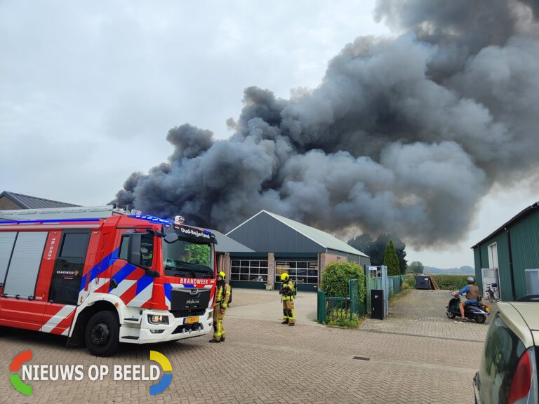 Zeer grote brand in bedrijfsloods Oranjeweg Zuid-Beijerland