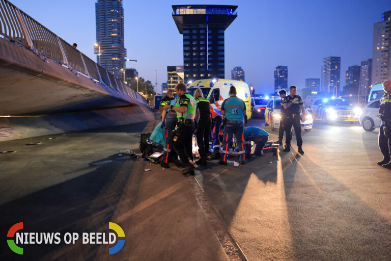 Man steekt om zich heen rondom Erasmusbrug Rotterdam, dode en twee zwaargewonden (video)