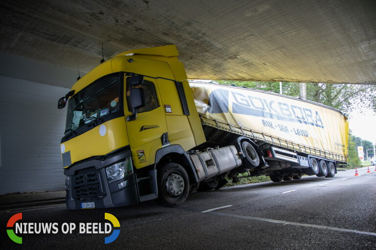 Vrachtwagen rijdt zich klem onder viaduct Hoofdweg Capelle aan den Ijssel