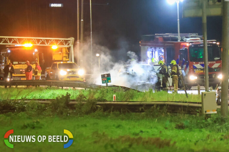 Auto vliegt al rijdend in brand A16 Rotterdam