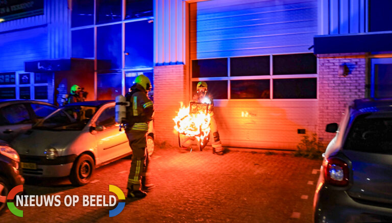 Brand door brandstichting bij garagebedrijf snel geblust Glasblazerstraat Ridderkerk