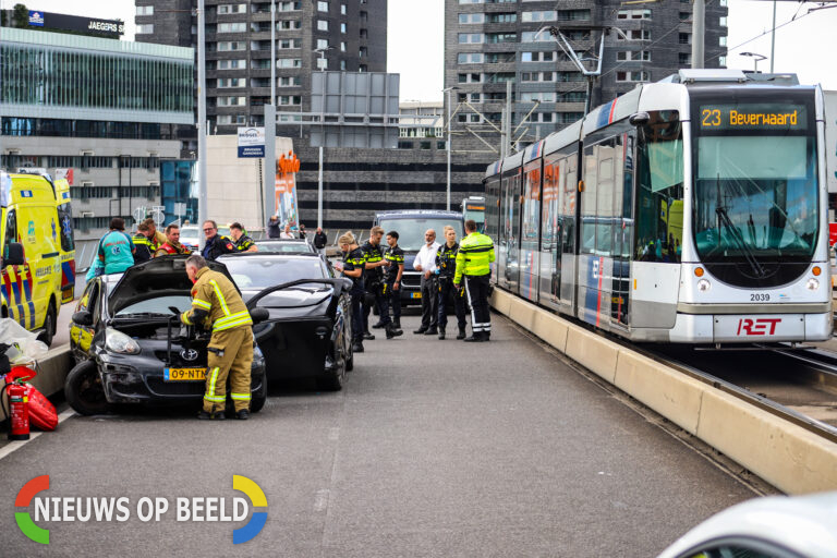 Taxi ramt op hoge snelheid drie voertuigen tijdens dollemansrit over Erasmusbrug in Rotterdam