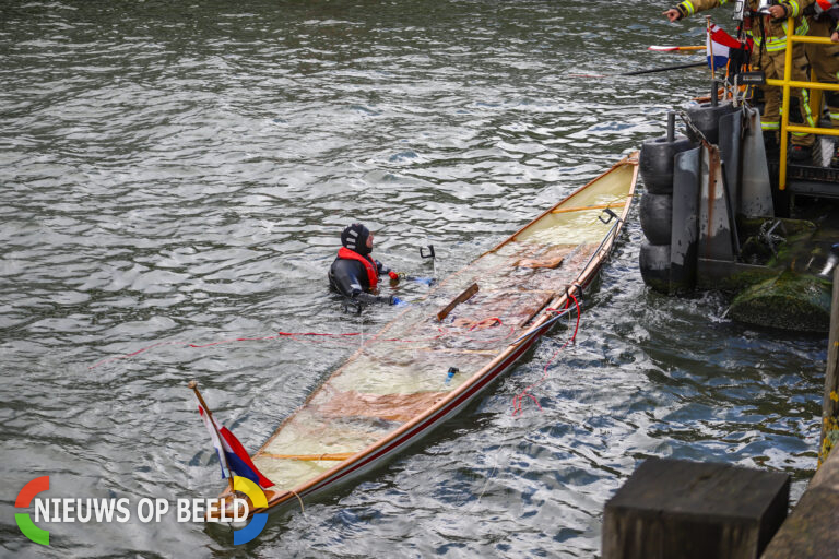 Roeiboot zinkt bij Erasmusbrug Rotterdam, inzittenden gered door watertaxi