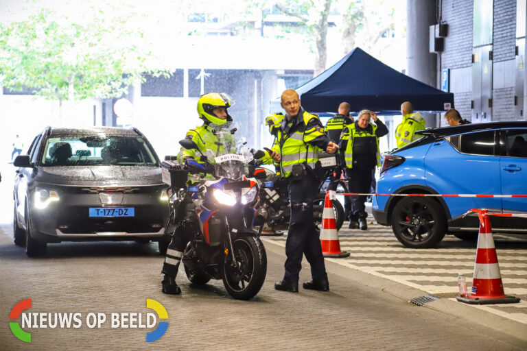 Grote verkeerscontrole onder Winkelcentrum Zuidplein in Rotterdam