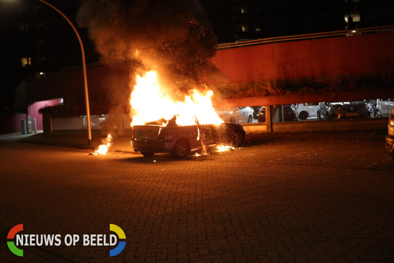 Auto met explosief in brand gestoken, verdachte op de vlucht Korteweg Zwijndrecht (video)