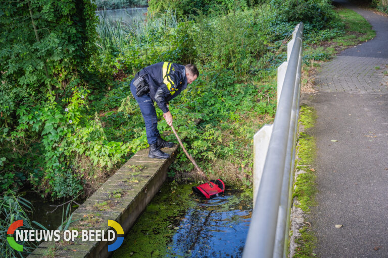 Politie rukt met spoed uit voor zitverhoger in het water Librije Capelle aan den IJssel