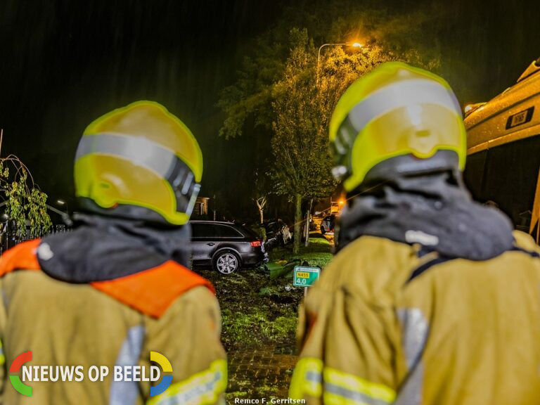 Flinke schade nadat personenauto geparkeerde auto raakt, Noordeinde (Waddinxveen)