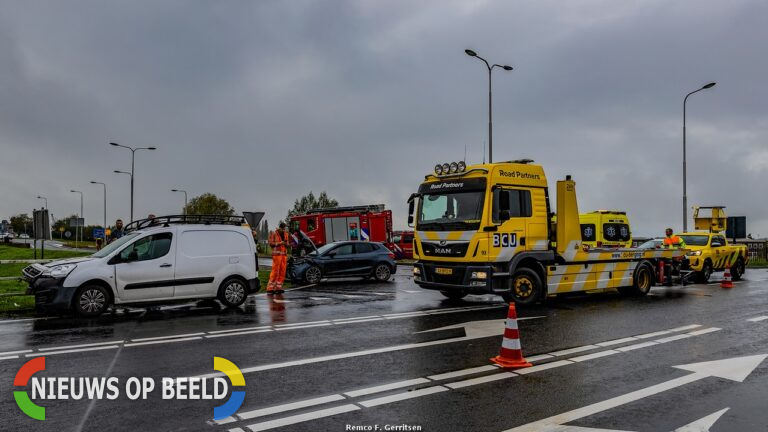 Flinke schade na verkeersongeval bij de Julianasluizen in Gouda