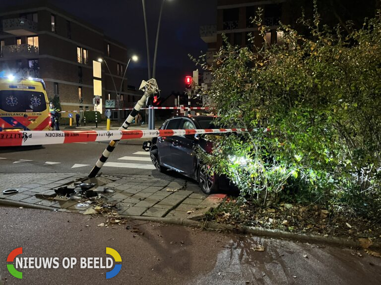 Auto vliegt op snelheid tegen verkeerslicht en struikgewas in na aanrijding in Krimpen aan den IJssel