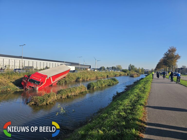 Vrachtwagen belandt in sloot Bredeweg Waddinxveen