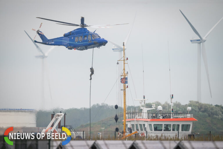 Politie en defensie oefenen met helikopter in de Rotterdamse haven