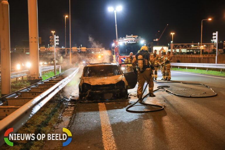 Ernstig ongeval bij Beneluxtunnel A4 Schiedam: Auto in brand, Man die wilde helpen aangereden