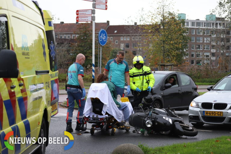 Scooterrijdster gewond na aanrijding met auto Rochussenstraat Rotterdam