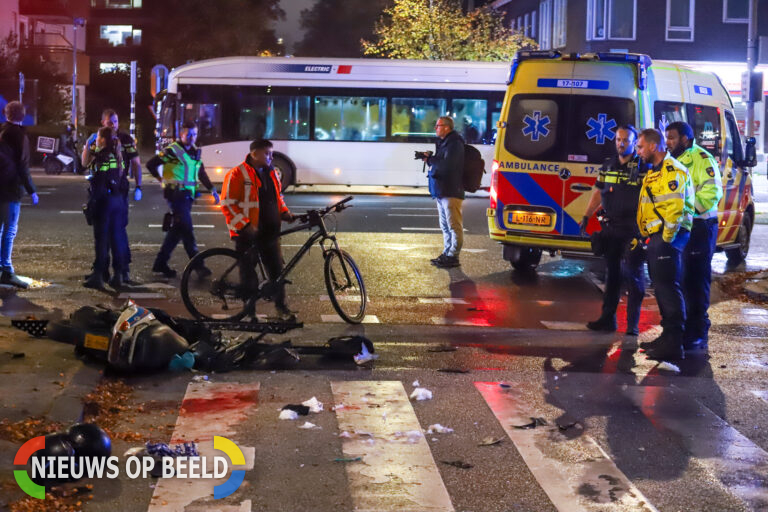 Tieners (19) zwaargewond na aanrijding tussen scooter en busje Gruttostraat Rotterdam