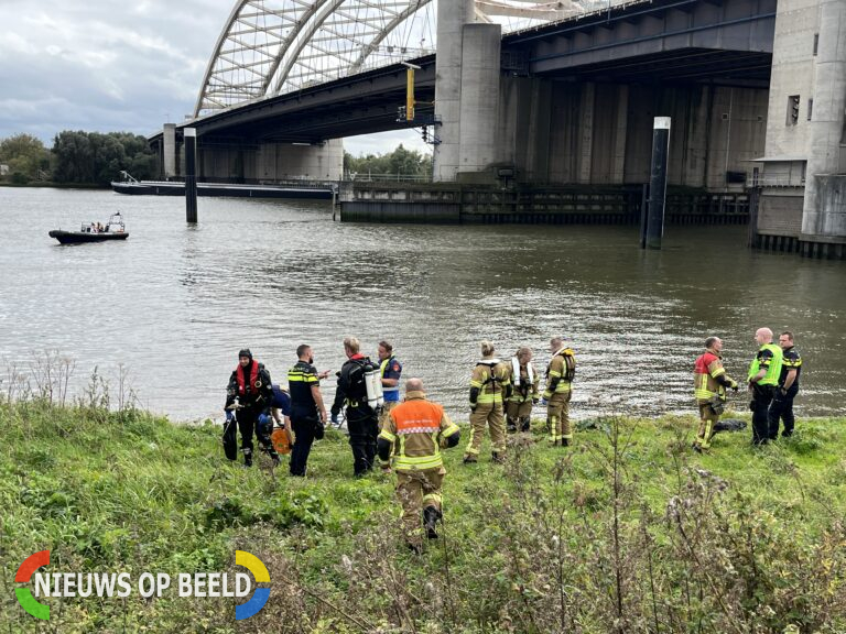 Brandweerduikers maken zoekslagen na vondst scooter in Hollandsche IJssel langs Schaardijk Rotterdam