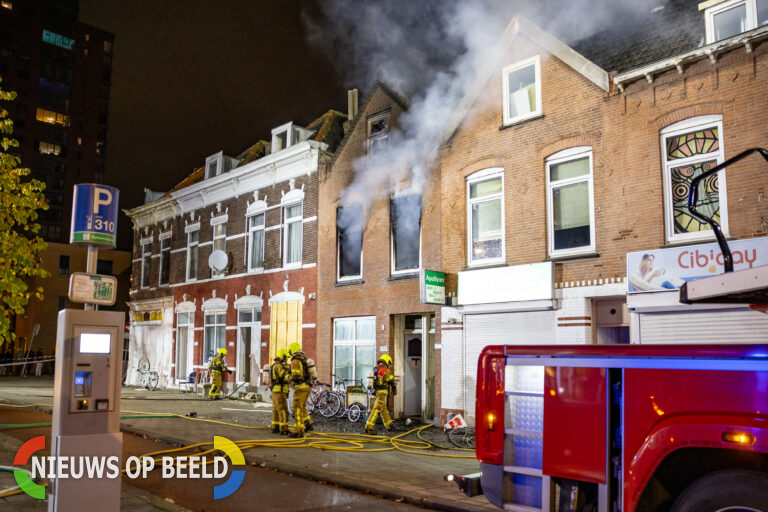 Uitslaande brand verwoest kraakpand Dordtsestraatweg Rotterdam