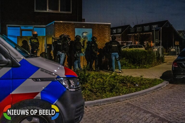 Grote politiemacht valt woning Breedspoor Capelle aan den IJssel binnen