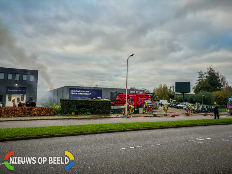 Grote brand autoschade bedrijf Hoofdweg Capelle aan den IJssel (video)