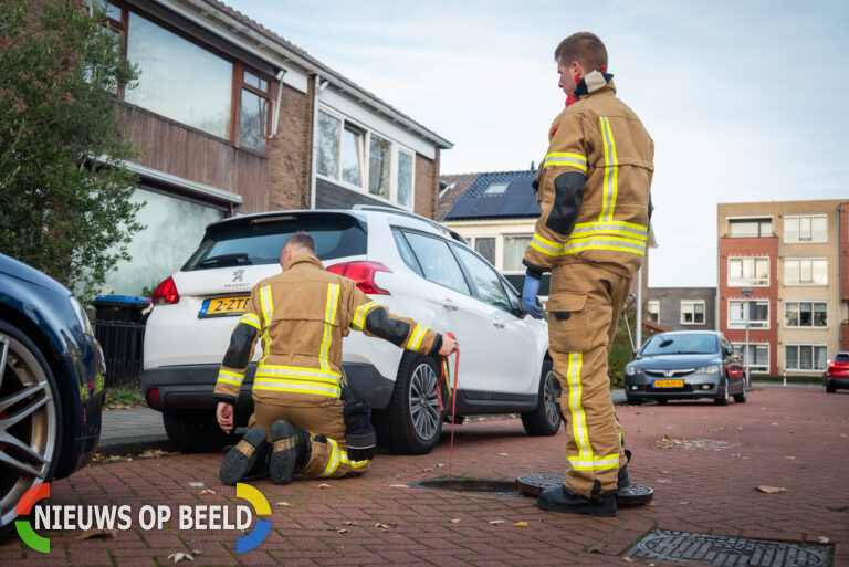 Brandweer moet voor derde dag op rij uitrukken voor terpentine-achtige lucht in riool Schiekamp-Zuid Spijkenisse