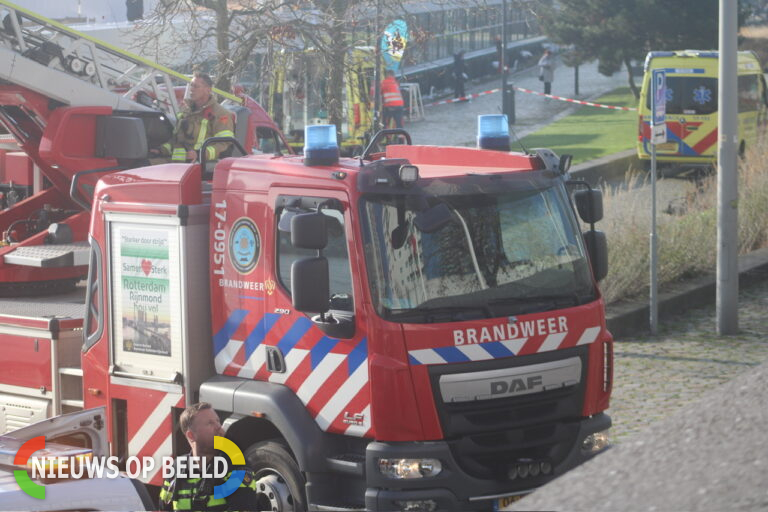 Hulpdiensten halen stoffelijk overschot uit water Boompjeskade Rotterdam