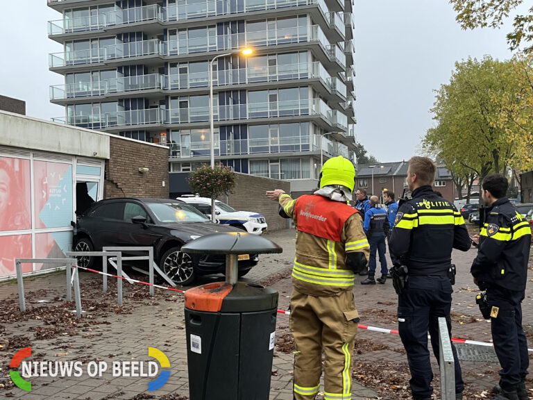 Auto boort zich door gevel winkelcentrum in Krimpen aan den IJssel