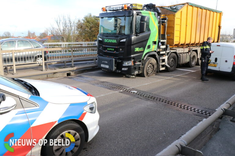 Algerabrug afgesloten voor doorgaand verkeer door frontaal ongeluk